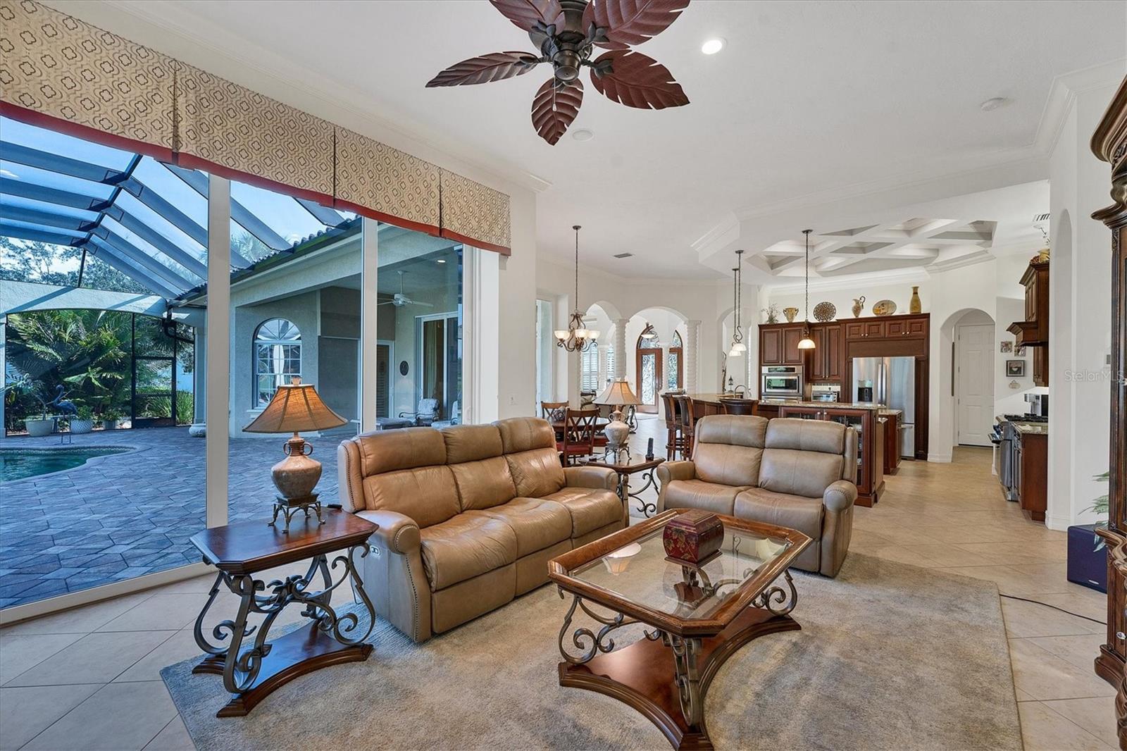 FOUNDERS CLUB - Residential