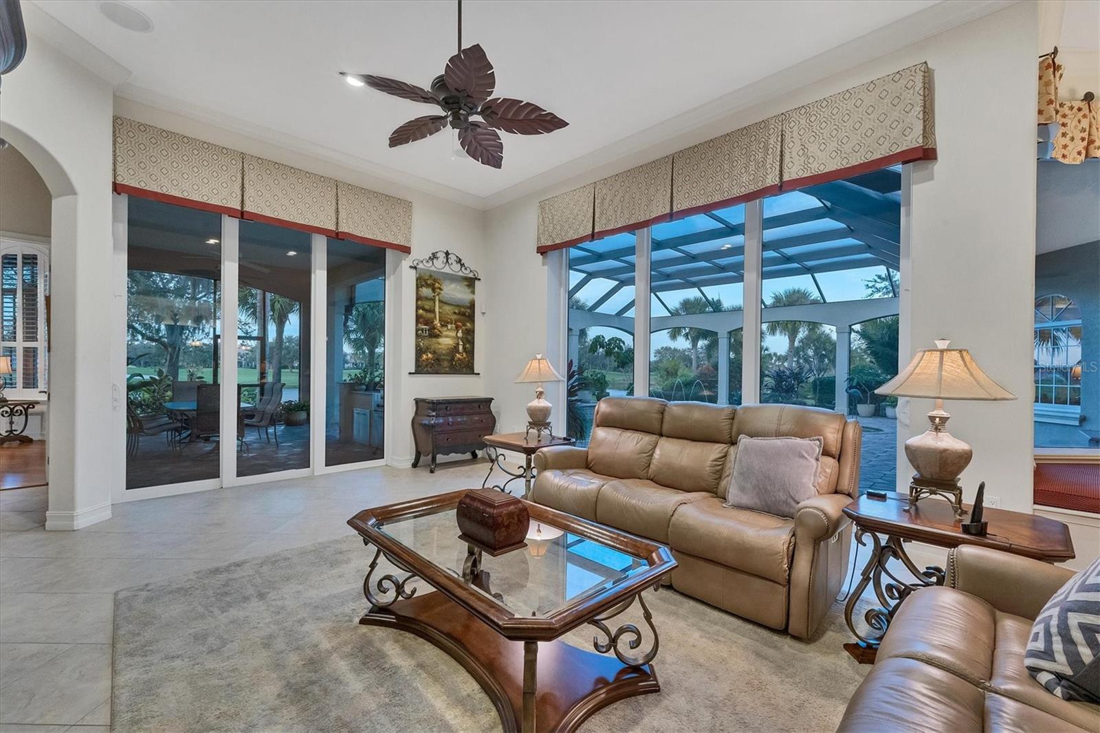 FOUNDERS CLUB - Residential