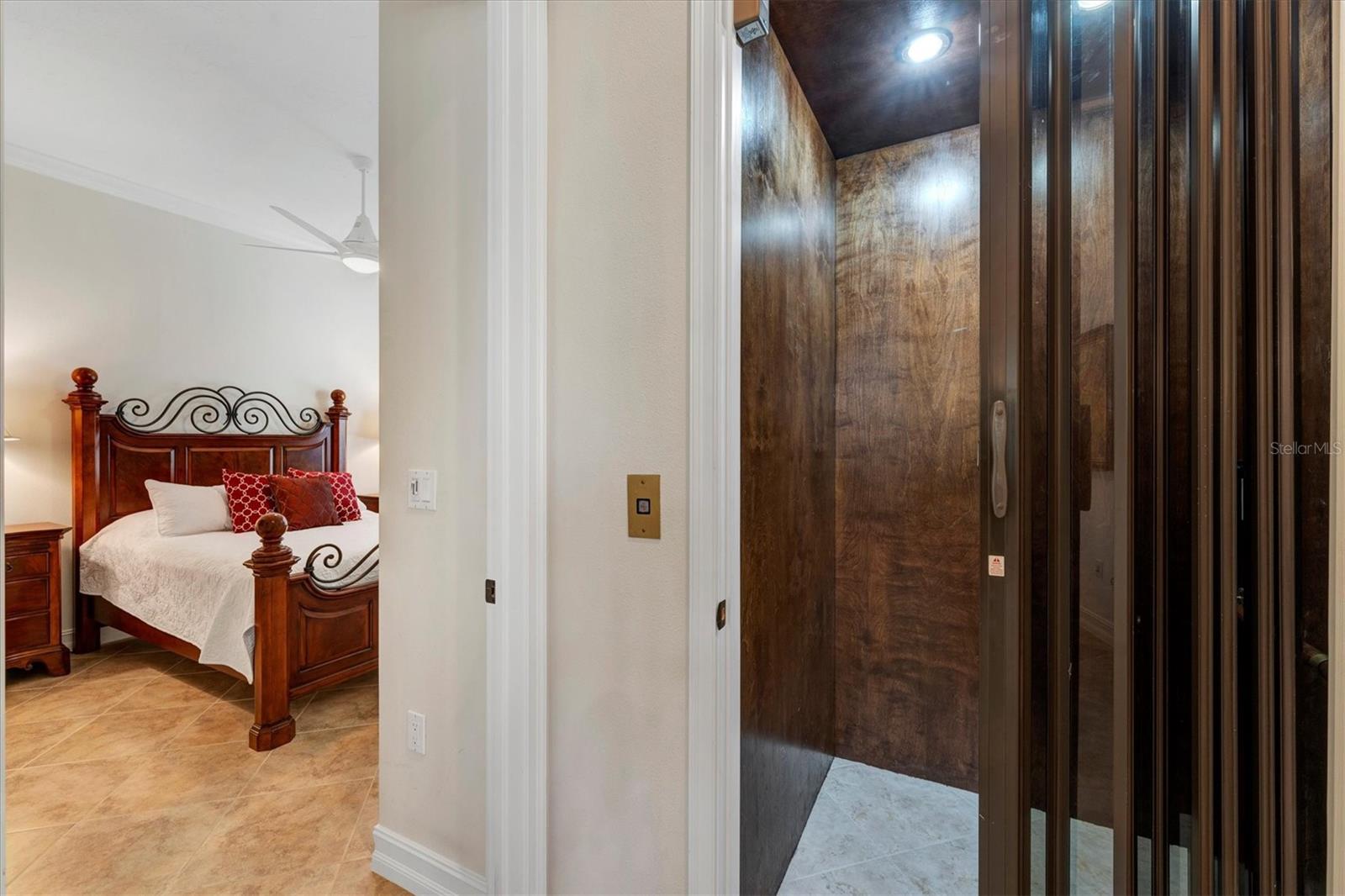 FOUNDERS CLUB - Residential