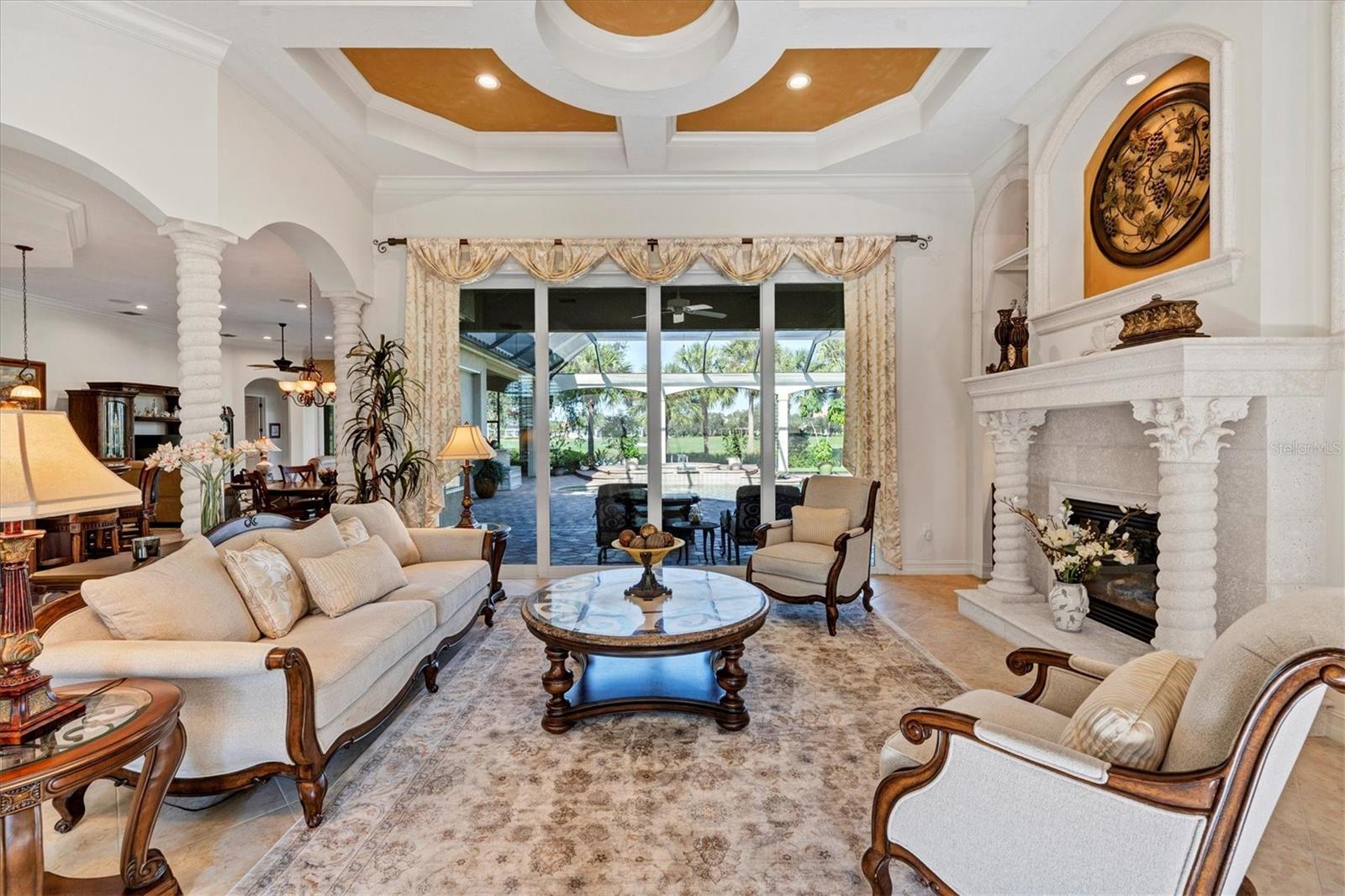 FOUNDERS CLUB - Residential