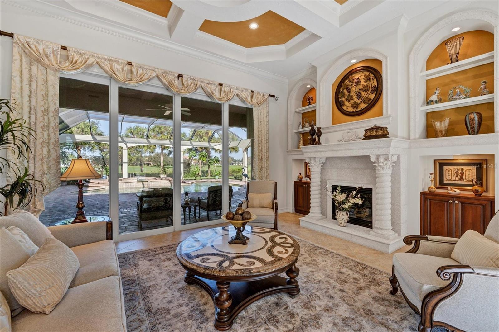 FOUNDERS CLUB - Residential