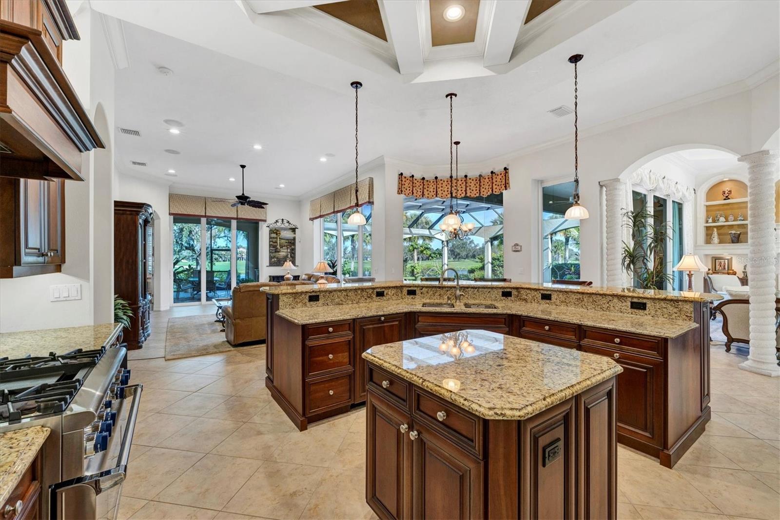 FOUNDERS CLUB - Residential