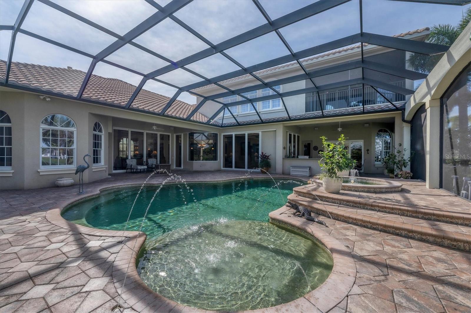 FOUNDERS CLUB - Residential