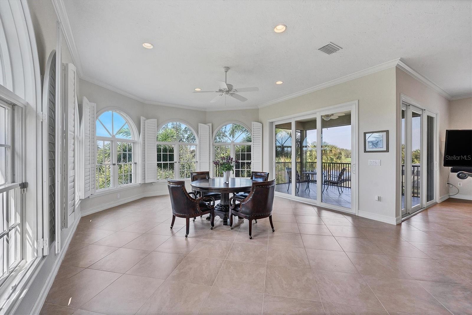 FOUNDERS CLUB - Residential