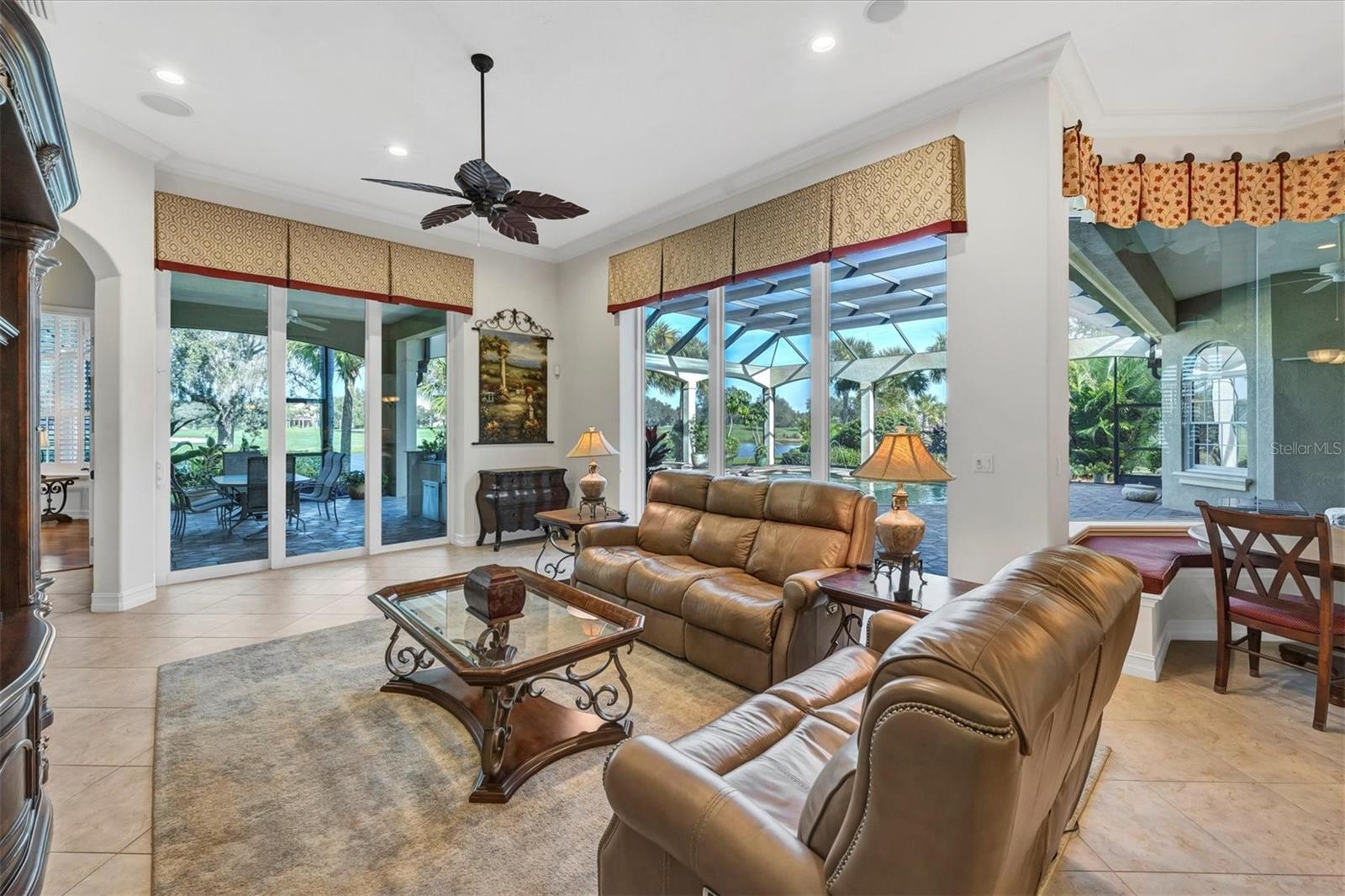 FOUNDERS CLUB - Residential