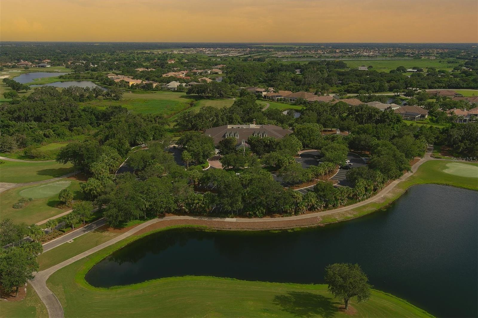 FOUNDERS CLUB - Residential