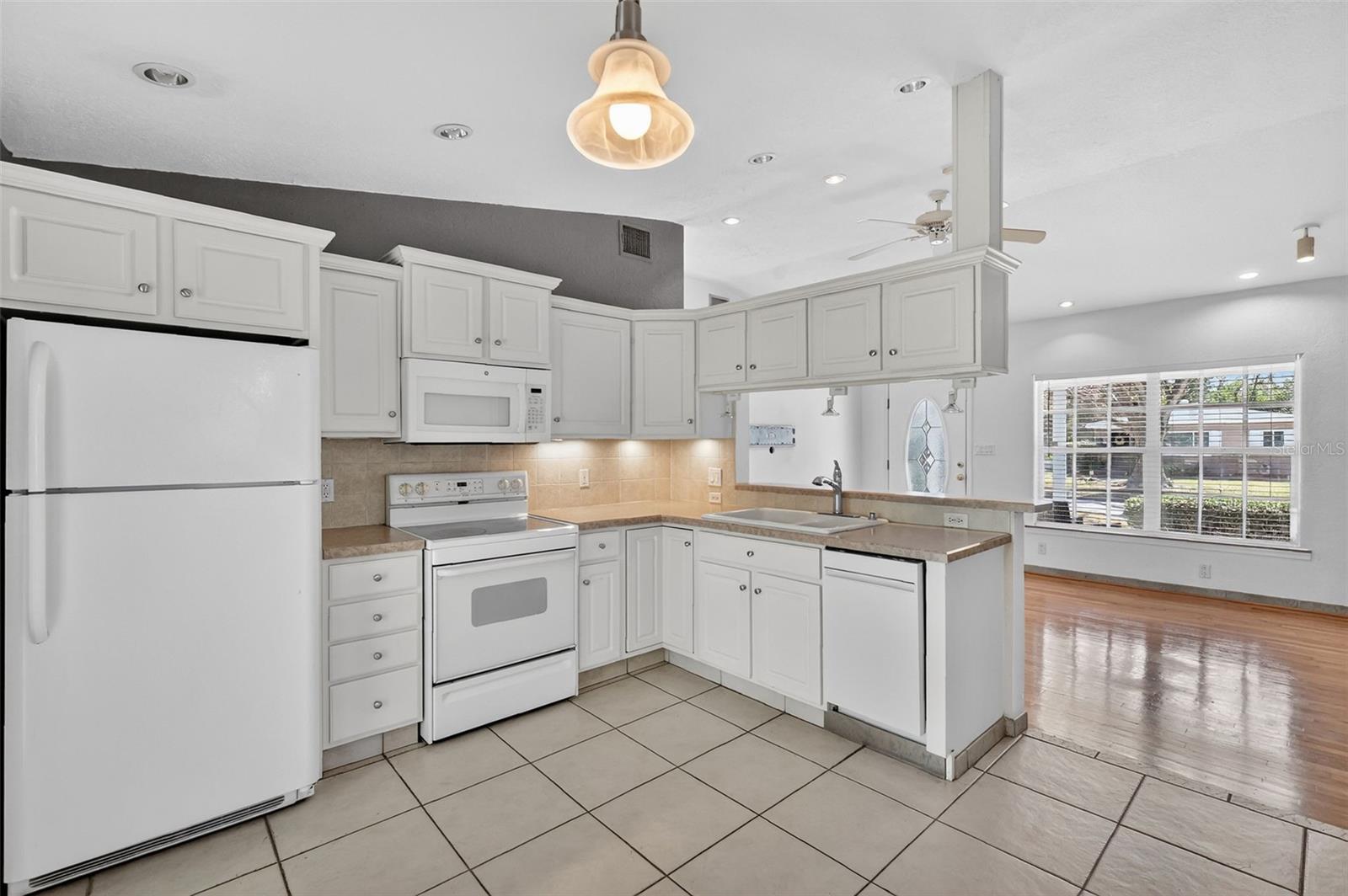 ARDMORE MANOR - Residential