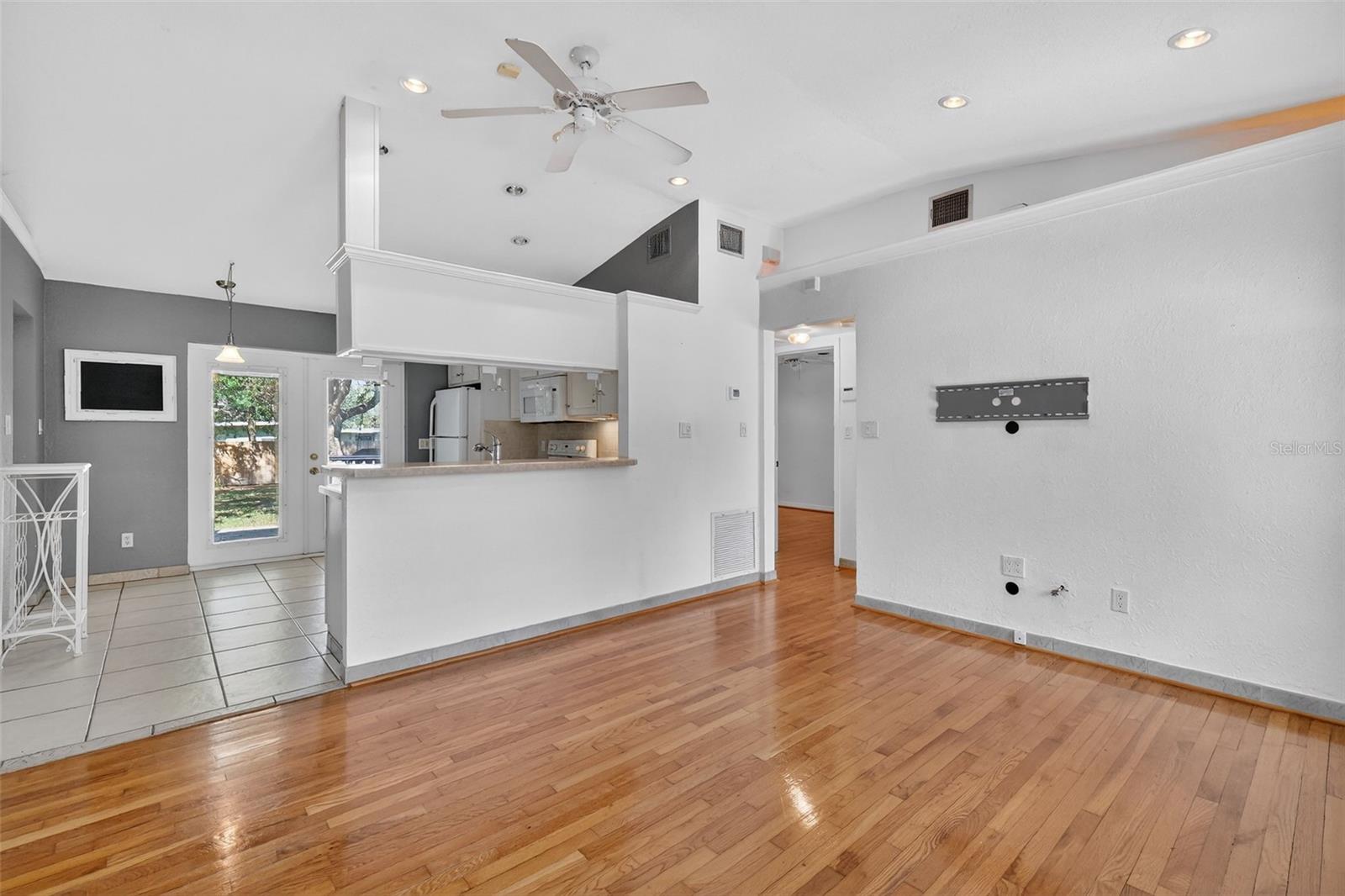 ARDMORE MANOR - Residential