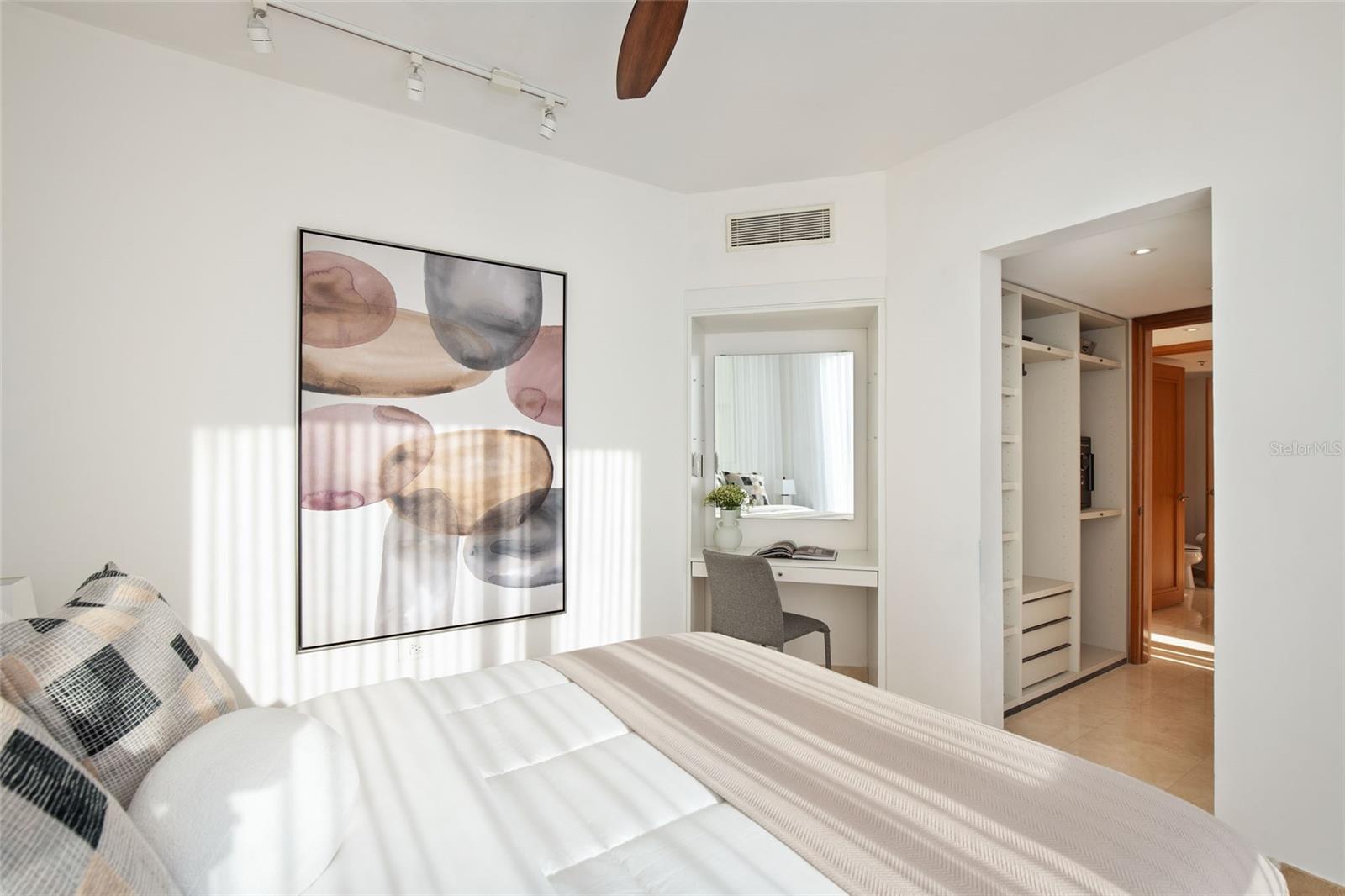 LAGUNA PLAZA CONDOMINIUM - Residential