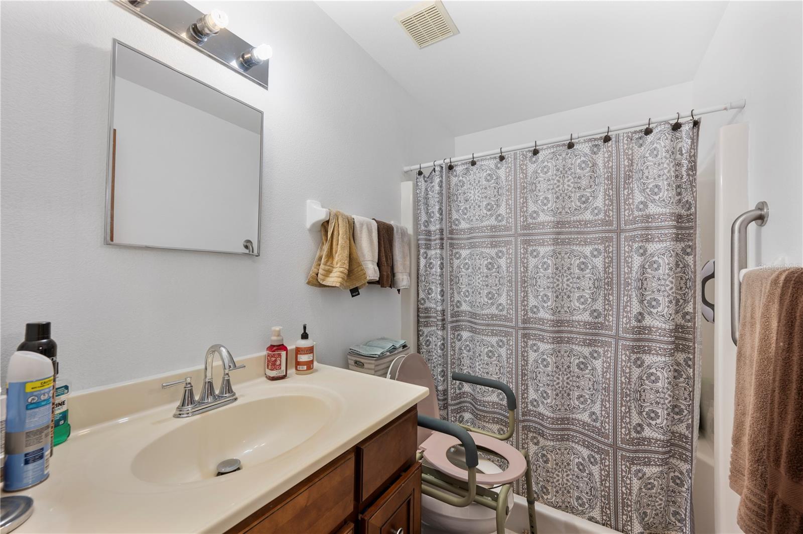 THOUSAND ROSES - Residential