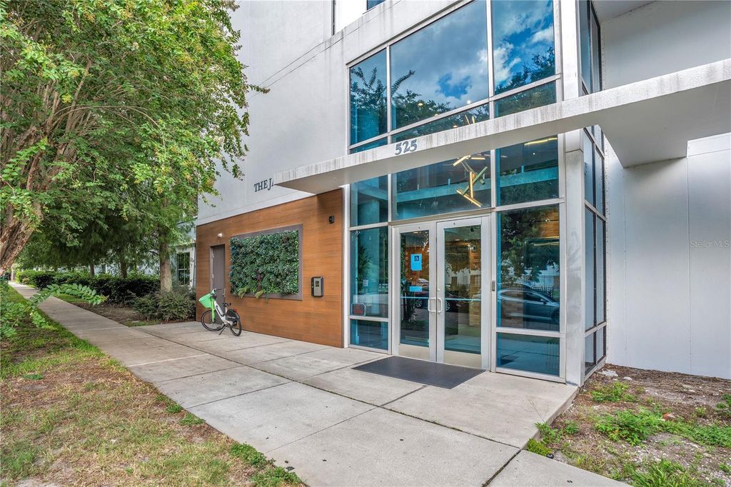 Photo of 525 E Jackson Street #604, Orlando, FL 32801 (MLS # O6386981)