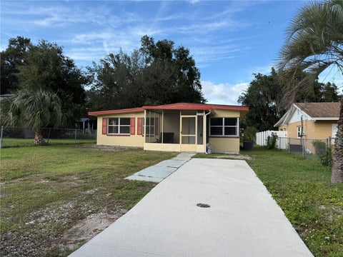 Photo of 2106 Vine Street, Leesburg, FL 34748 (MLS # G5119580)