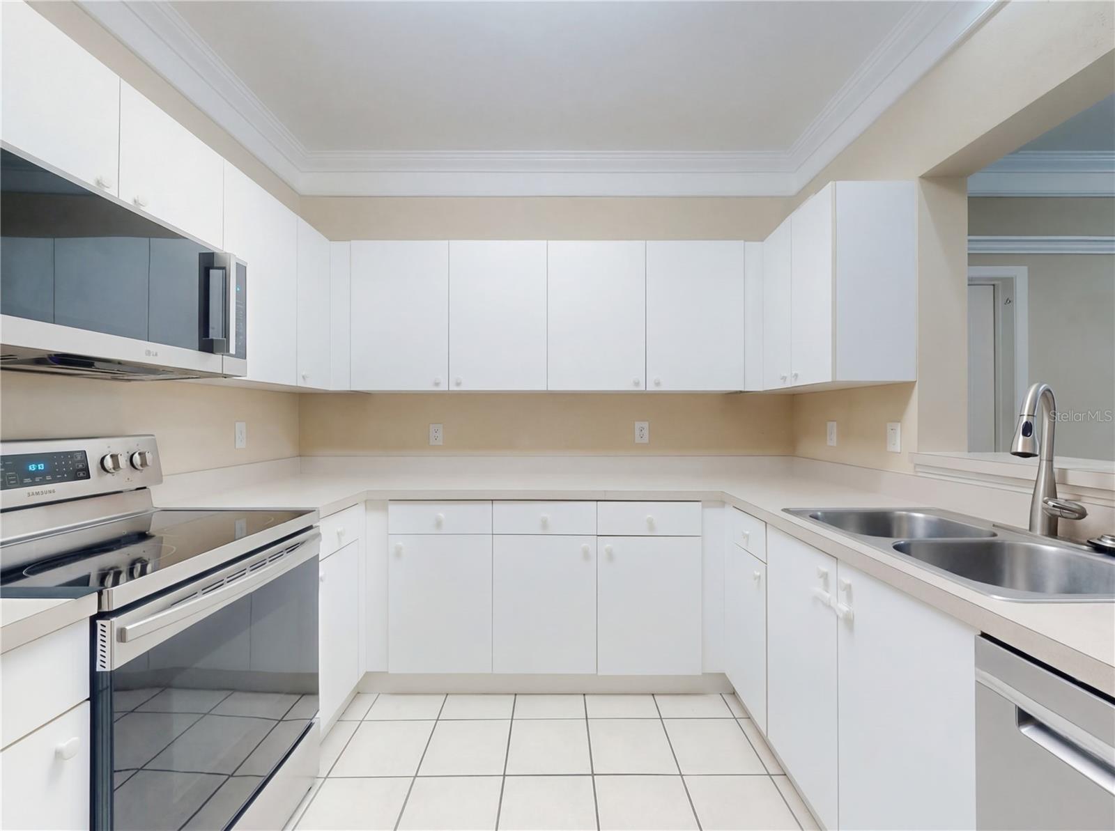 SUMMERGATE CONDO PH 01 5923/0662 - Residential