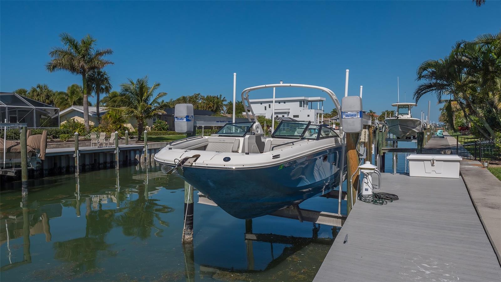 COUNTRY CLUB SHORES - Residential