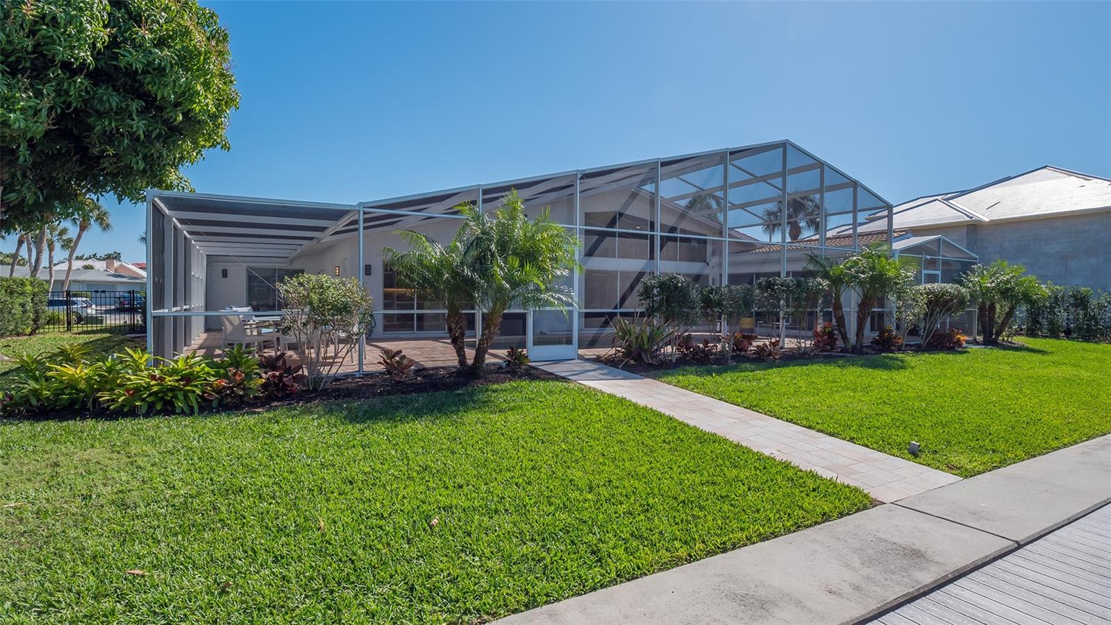 COUNTRY CLUB SHORES - Residential