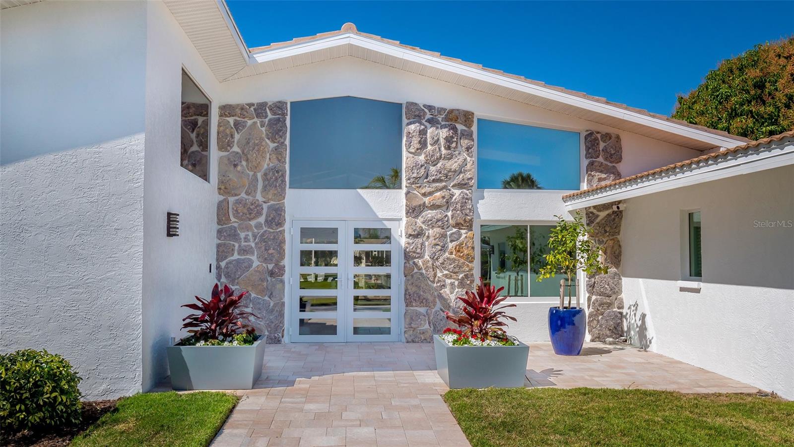 COUNTRY CLUB SHORES - Residential