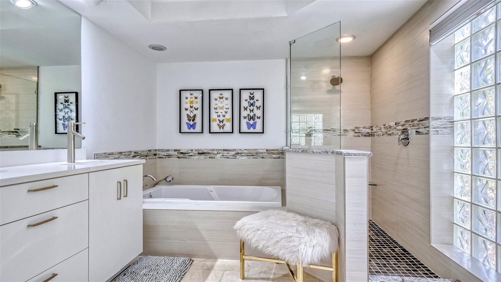 COUNTRY CLUB SHORES - Residential