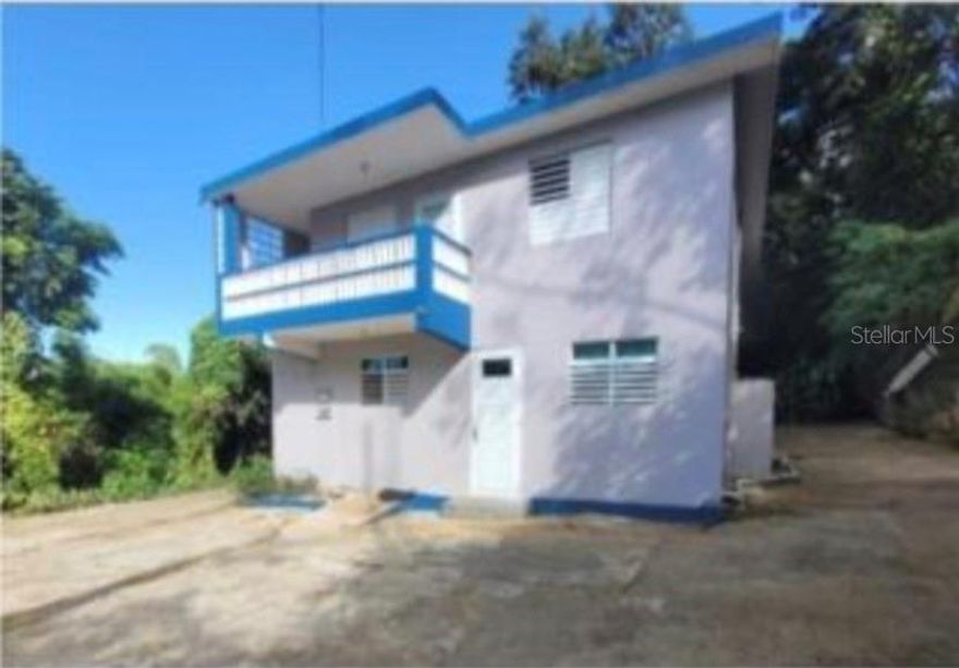 Fractional Ownership. Oportunidad de Inversión en Caguas
Propiedad multifamiliar con gran terreno – 1 cuerda.
Ubicada en el tranquilo Barrio Cañaboncito, esta propiedad genera ingresos con dos inquilinos actuales. Rodeada de naturaleza y con acceso cercano a la Carr. 172, es ideal para inversionistas o para quienes buscan una residencia con unidad adicional de alquiler.
Características:
1er piso: 3 habitaciones · 2 baños
2do piso: 2 habitaciones · 1 baño
Dos cocinas independientes
Terreno de 1 cuerda con espacio para expansión o múltiples estacionamientos
Excelente ventilación cruzada y entorno natural
Ideal para vivir y alquilar, o como inversión a largo plazo en una excelente ubicación.