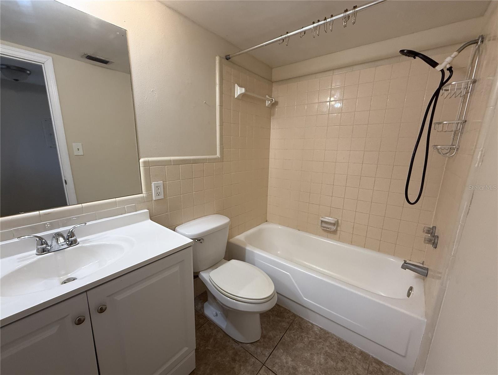 CAPRI ISLE SUB - Residential Lease