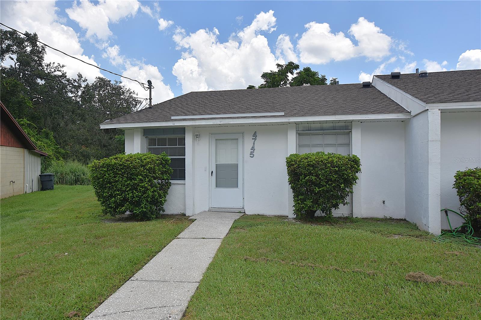 One or more photo(s) has been virtually staged. Check out this 3 bedroom 1.5 1/2 duplex on a quite Cul de sac in S. Lakeland. This home has tile floors in living areas and new carpeting in bedroom. Inside has been freshly painted. Updated kitchen with shaker cabinets, stainless steel appliances and closet pantry. Home has washer and dryer hook ups. Easy access to Polk parkway and I4. George Jenkins school district. LAWN CARE IS INCLUDED! Administration Fee:
Upon approval tenants will be subject to a $250 one-time administration fee.
***This property is proud to offer deposit-free living to qualified renters through Obligo! We understand that moving costs can add up, so we want to extend financial flexibility to our residents.***
Resident Benefit Package (Included in rental amount):
-Bi-monthly A/C Filter Delivery
-$100,000 Tenant Liability Insurance/ $10,000 Content Coverage
-Identity Protection
-Credit building (All Credit Bureaus)
-Piñata Tenant Rewards Program
-Tenant Portal Access: Online payments & submission of maintenance requests
-24 Hour Emergency Maintenance Hotline
-Pest control
