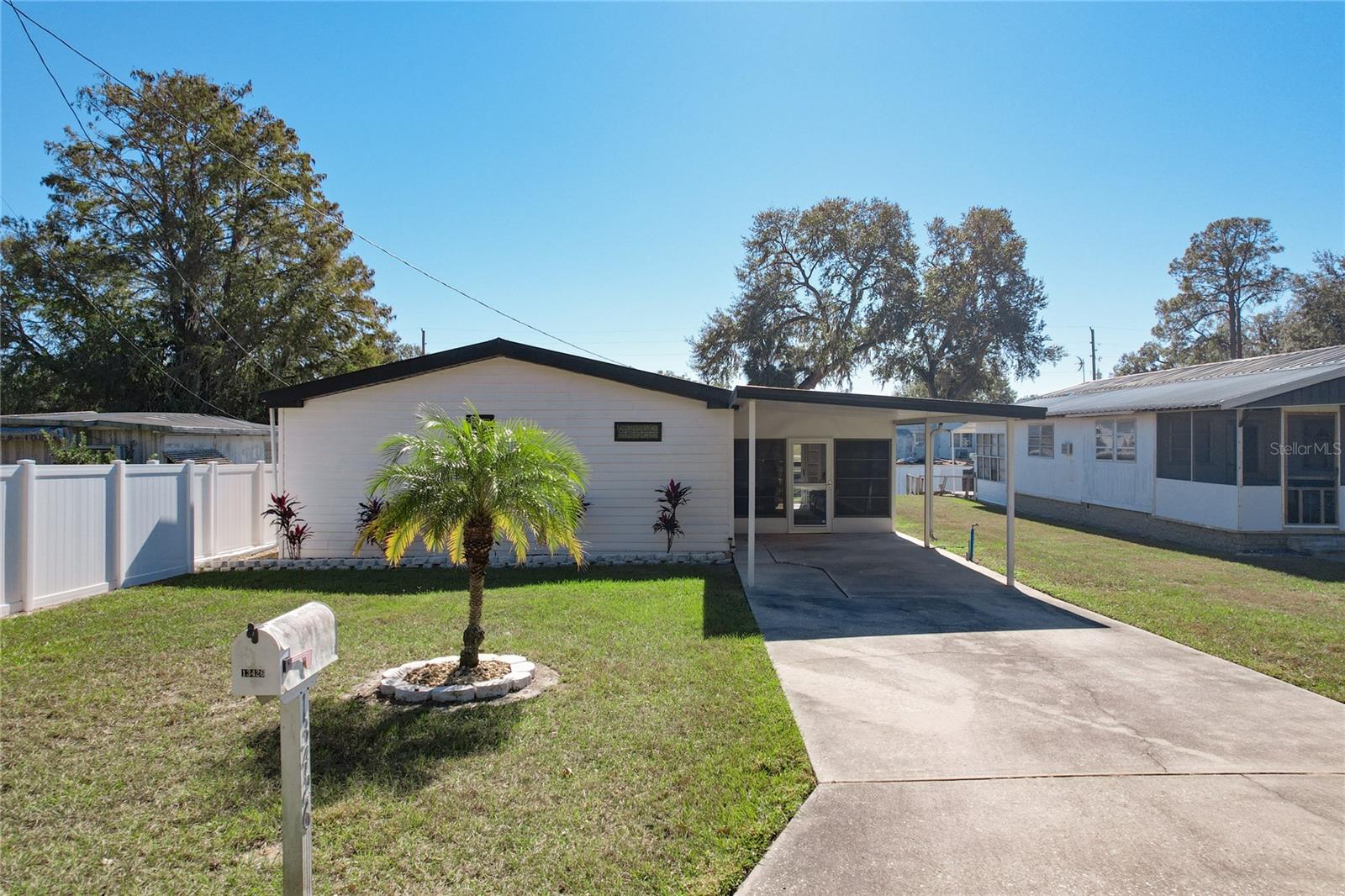*Waterfront Retreat in No-HOA Community! *
Newly remodeled 2-bed, 2-bath home on a serene canal with access to Little Lake Harris and the Harris Chain of Lakes. Features:
- Open-concept kitchen & living room
- Spa-like primary bathroom
- Large sunroom perfect for relaxation
- Boathouse with lift & workshop with ample storage
- Close to shopping, medical facilities, and schools
- Easy access to downtown Clermont, Mount Dora, and Orlando attractions
Schedule a showing today and make this waterfront gem yours!
