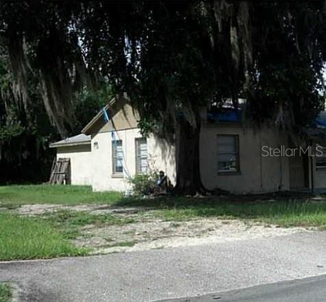 Excellent two-bedroom, one-bathroom house with a large yard and parking for several types of vehicles, in a good location.