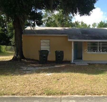 Excellent two-bedroom, one-bathroom house with a large yard and parking for several types of vehicles, in a good location.