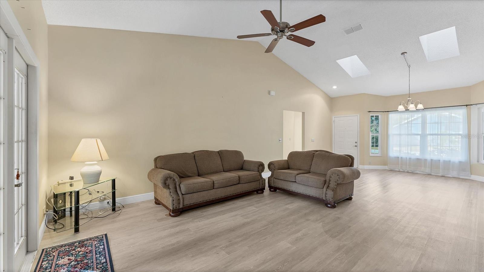 COUNTRY OAKS - Residential