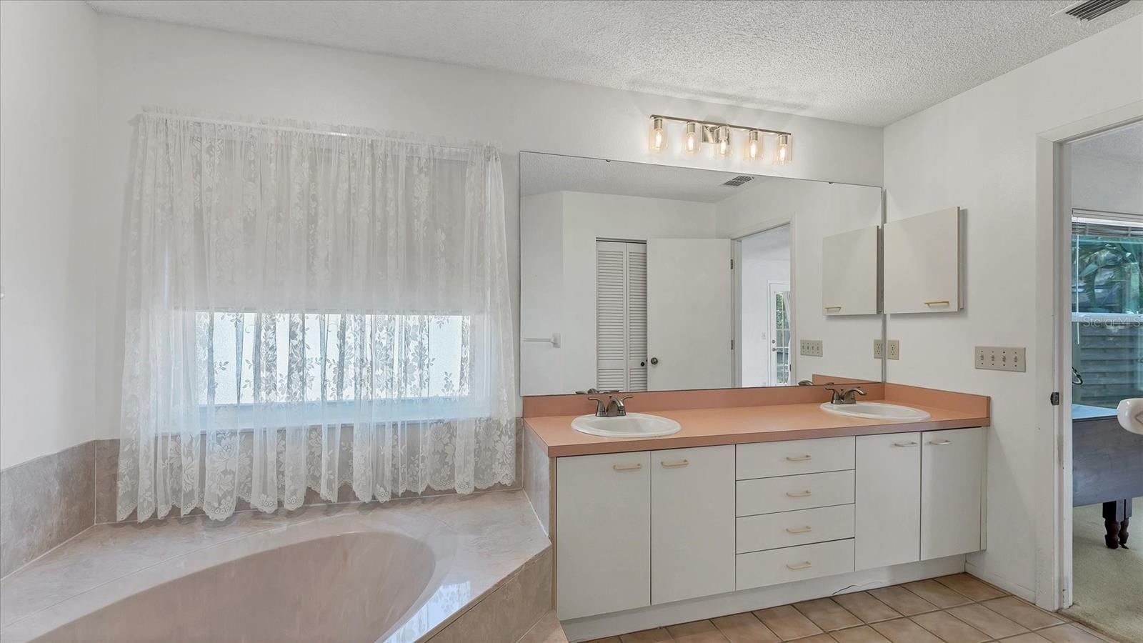 COUNTRY OAKS - Residential