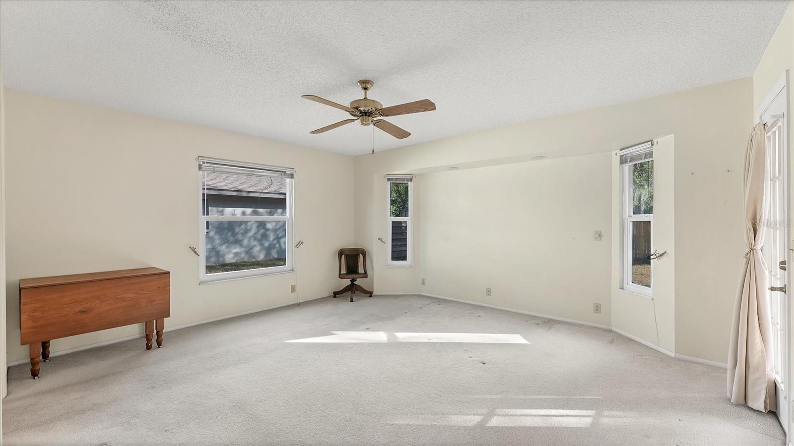 COUNTRY OAKS - Residential