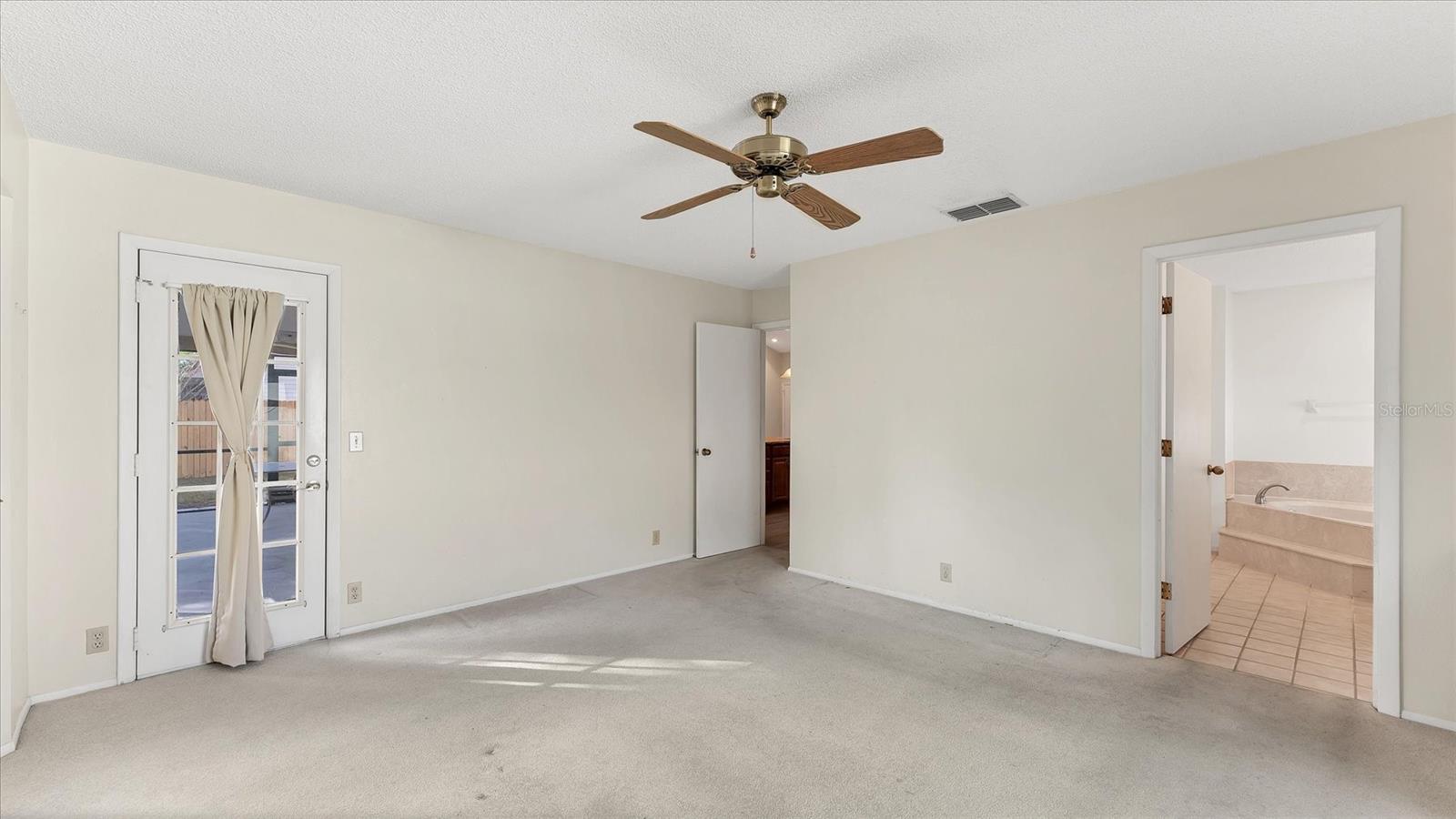 COUNTRY OAKS - Residential