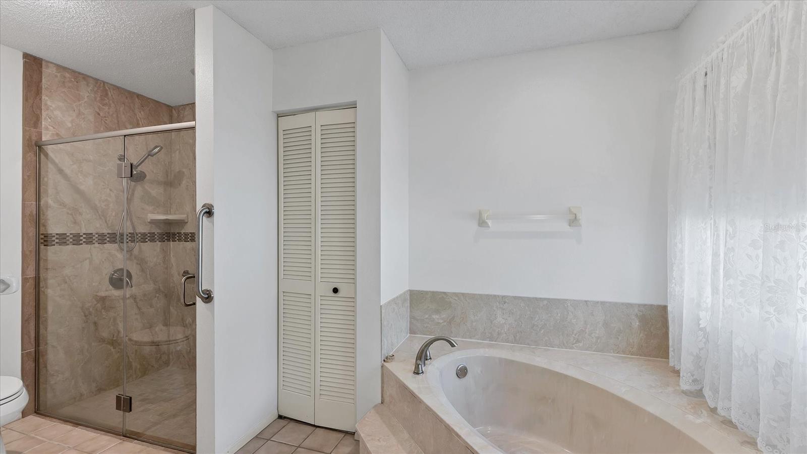 COUNTRY OAKS - Residential