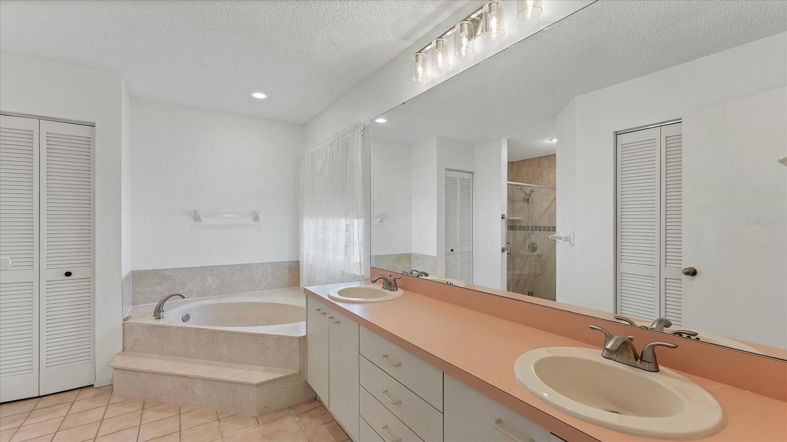 COUNTRY OAKS - Residential