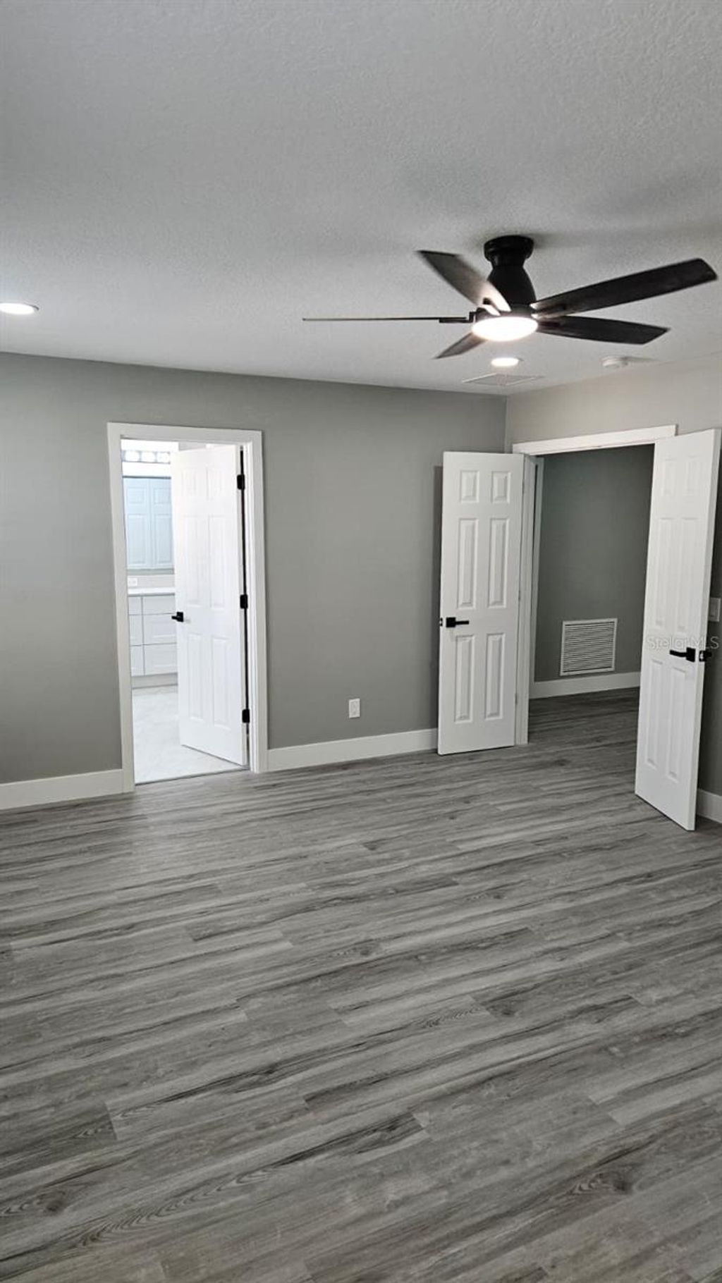 Photo of 5209 Creekside Park Avenue, Orlando, FL 32811 (MLS # S5149327)