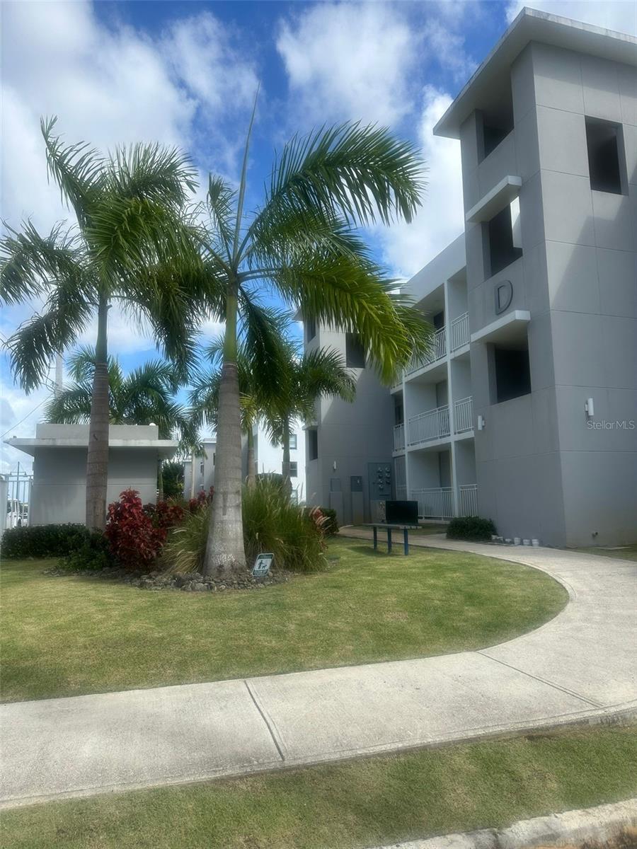 Modern first-floor apartment, fully furnished and equipped, ideal for those seeking comfort and a prime location. New development with immediate access to main avenues and the expressway. Rent includes HOA.
2 bedrooms
2 full bathrooms
2 parking spaces
Remodeled kitchen with modern appliances
Remodeled closets
Battery (ecoflow) covering the entire apartment and storage room included
Furnished and equipped with A/C, refrigerator, stove/oven, microwave with extractor, dishwasher, television, and more
Project with playground and pet area
Pet-friendly (dogs allowed, cats not allowed).
