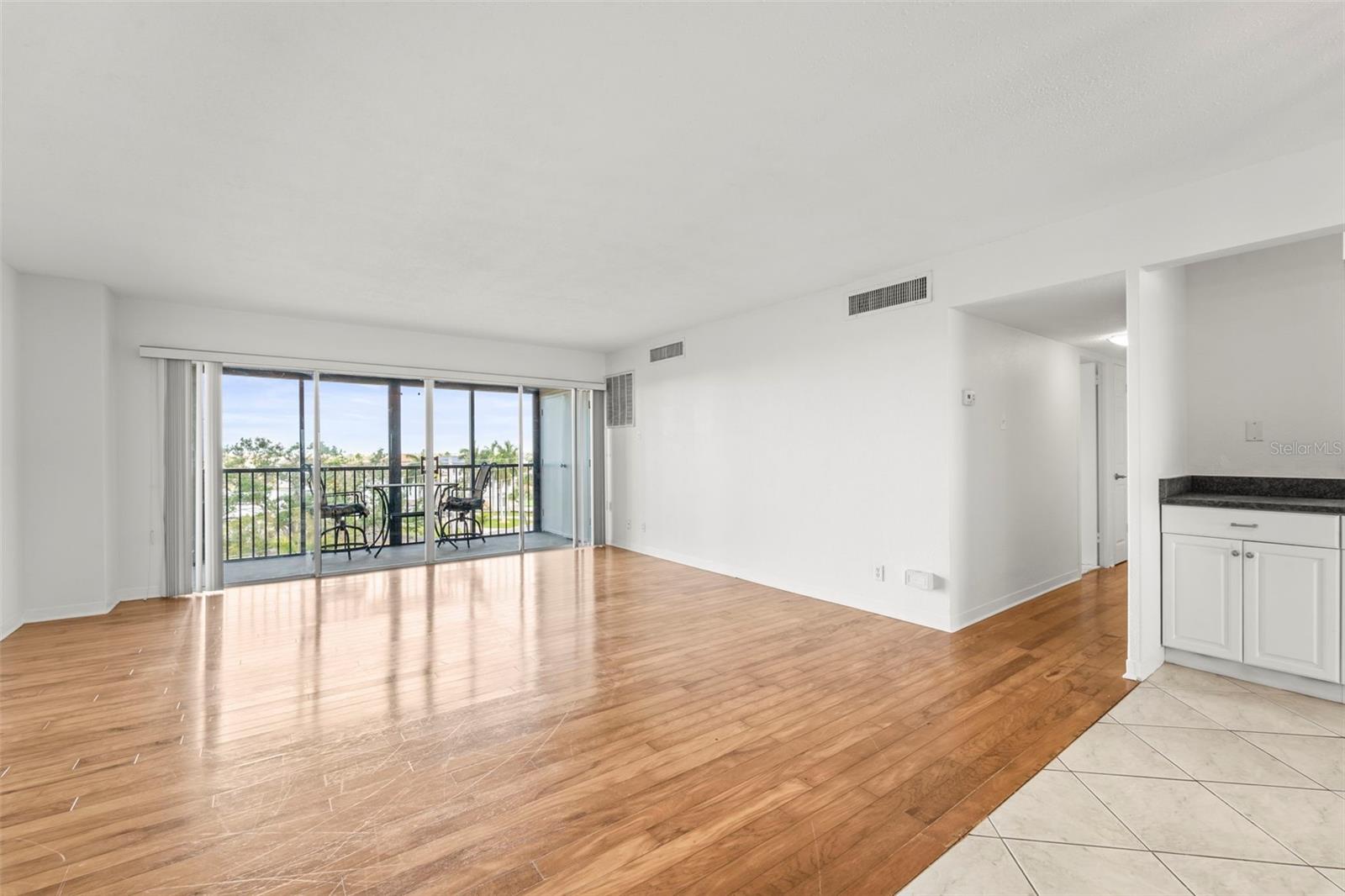 PARADISE ISLAND TOWERS CONDO - Residential