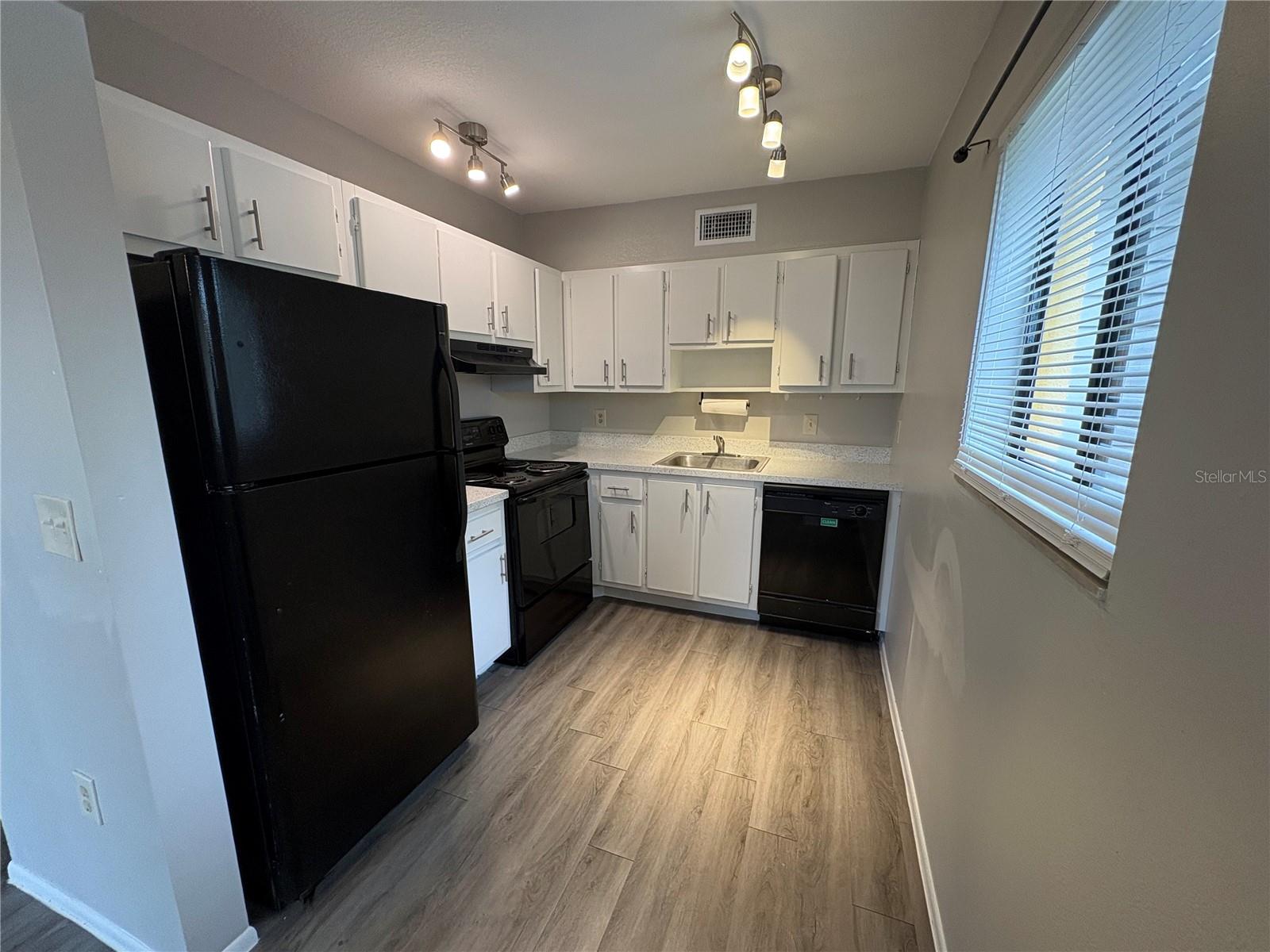 LAKEVIEW CONDO 03 - Residential