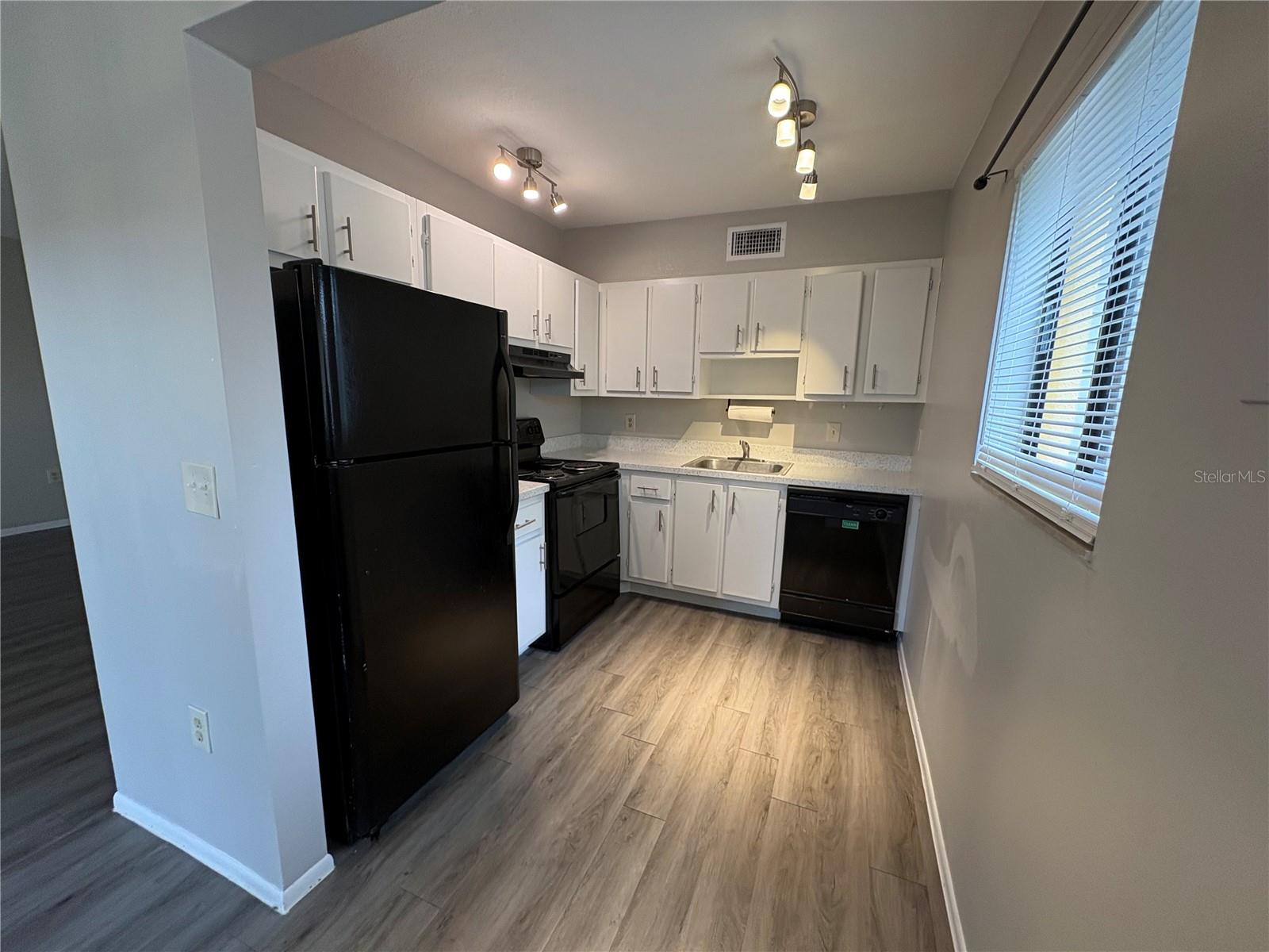 LAKEVIEW CONDO 03 - Residential