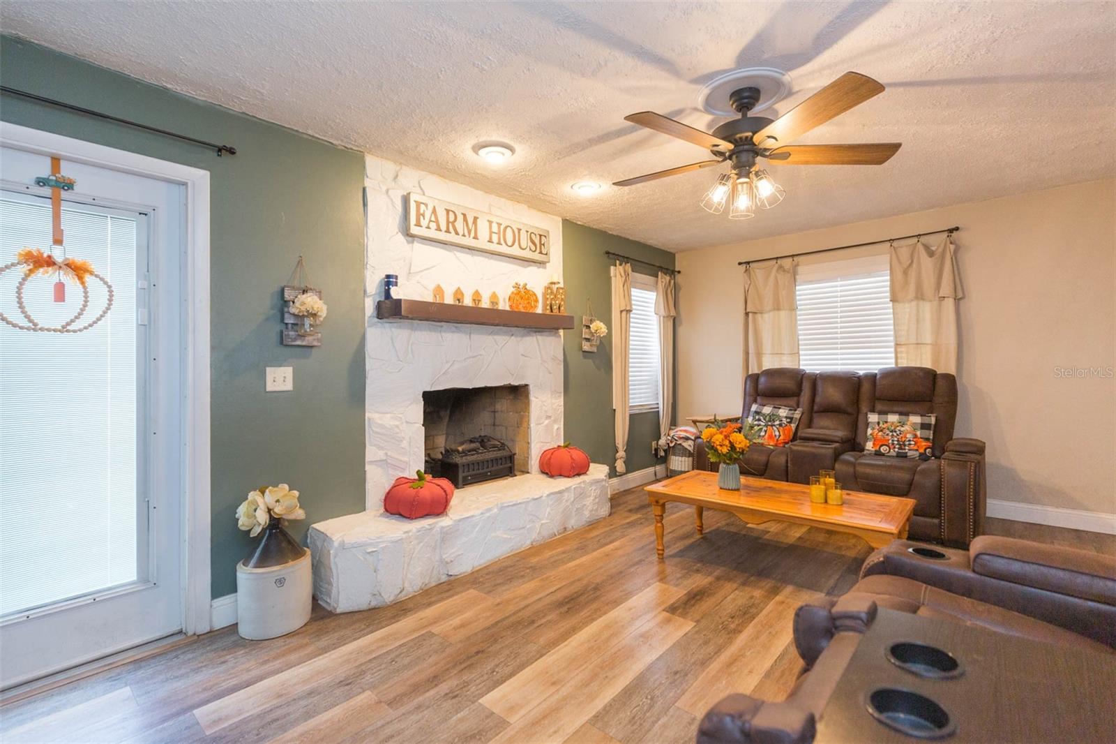 821 WALNUT DRIVE