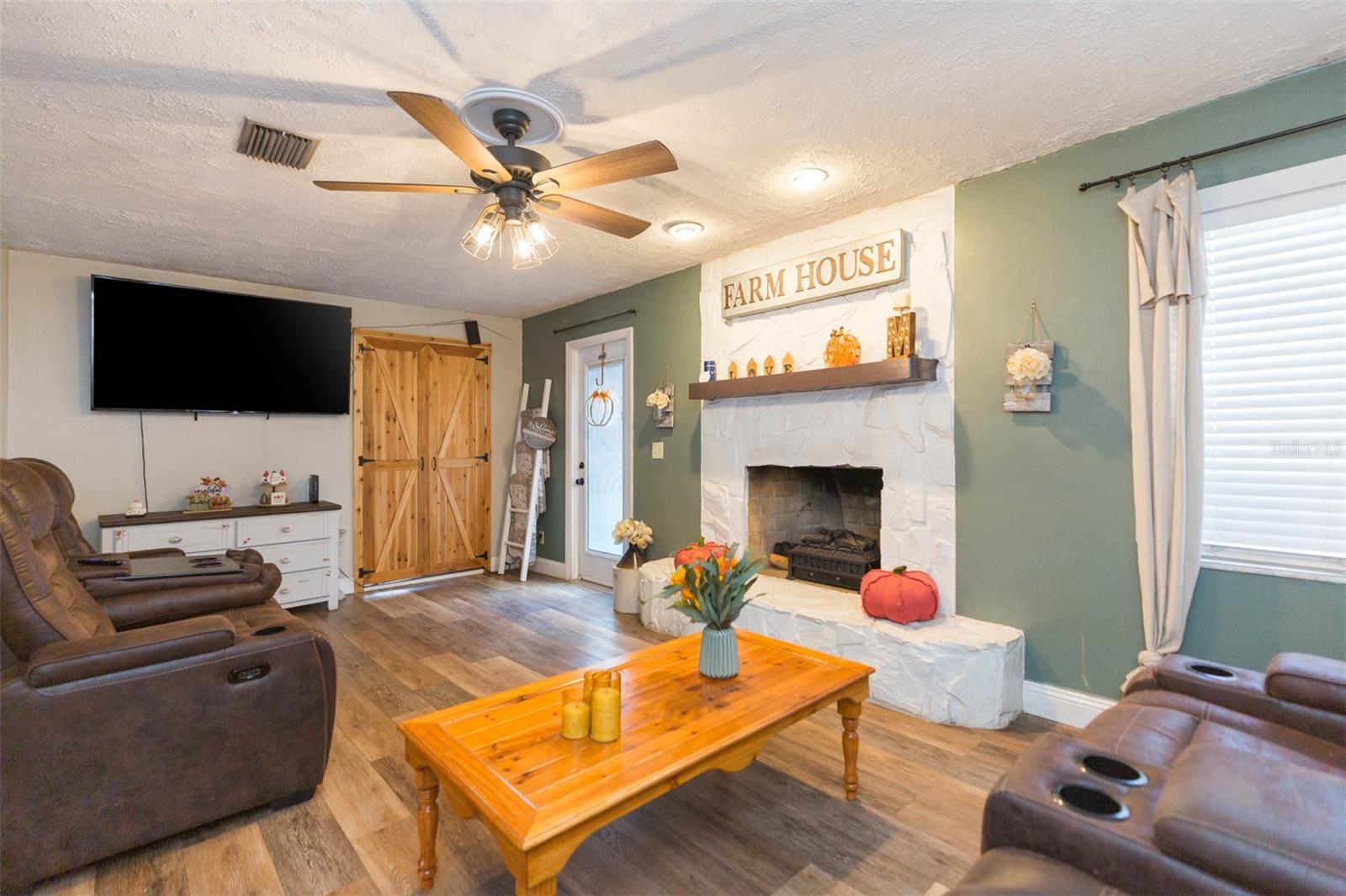 821 WALNUT DRIVE