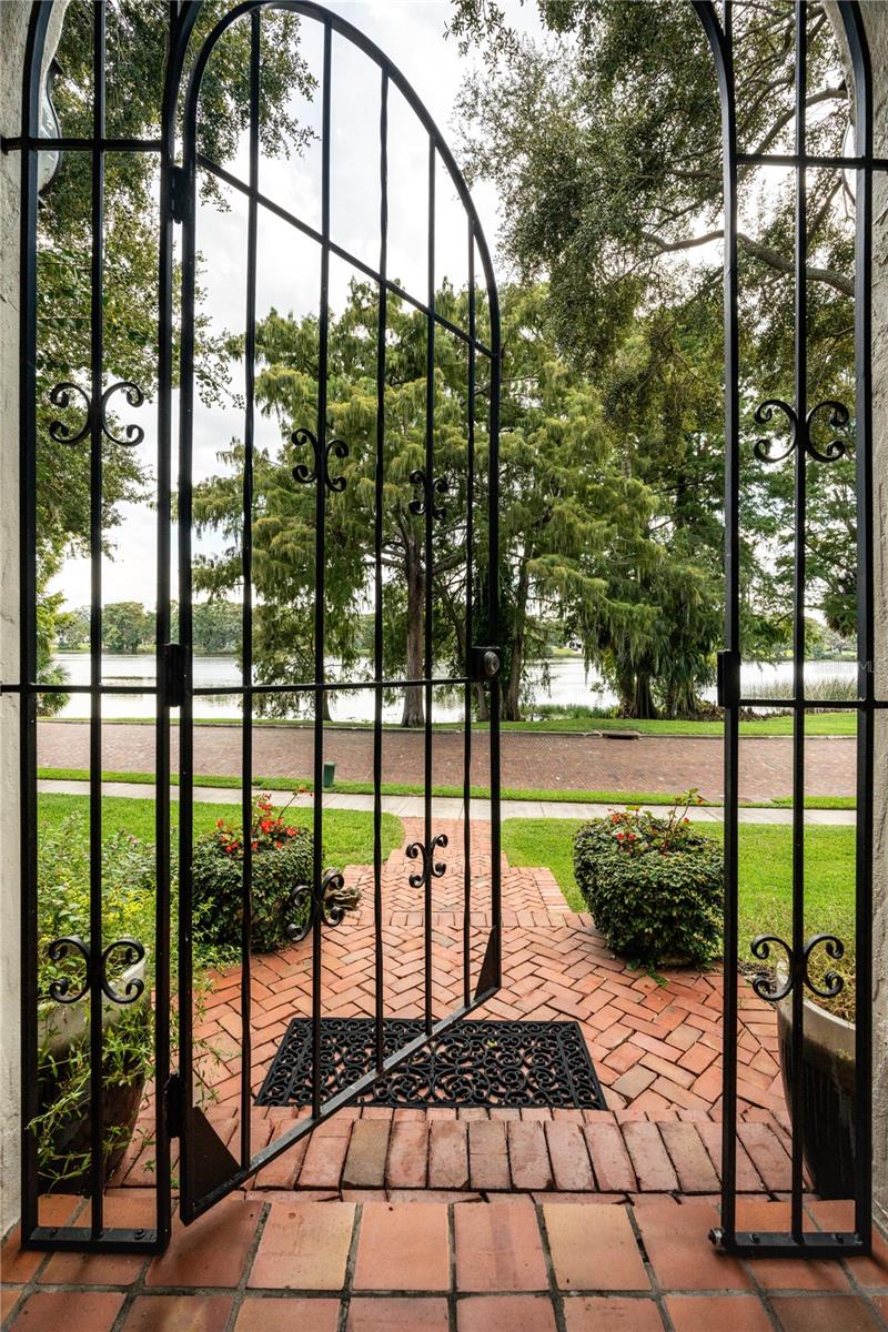 717 N LAKE ADAIR BOULEVARD