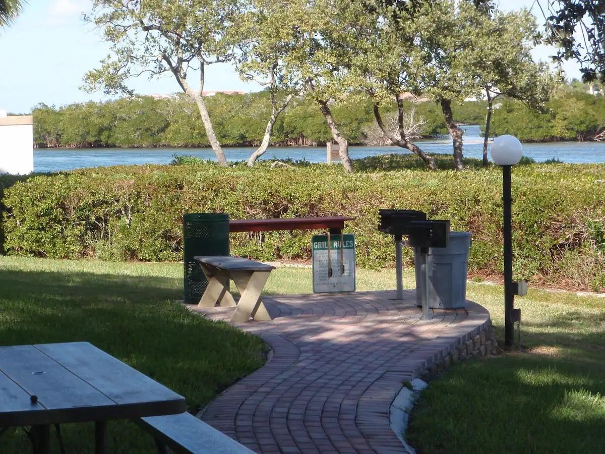 BAY OAKS - Residential Lease