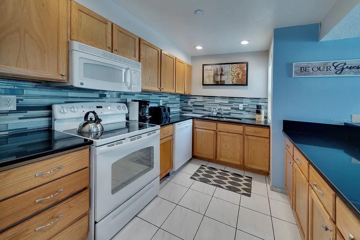 BAY OAKS - Residential Lease