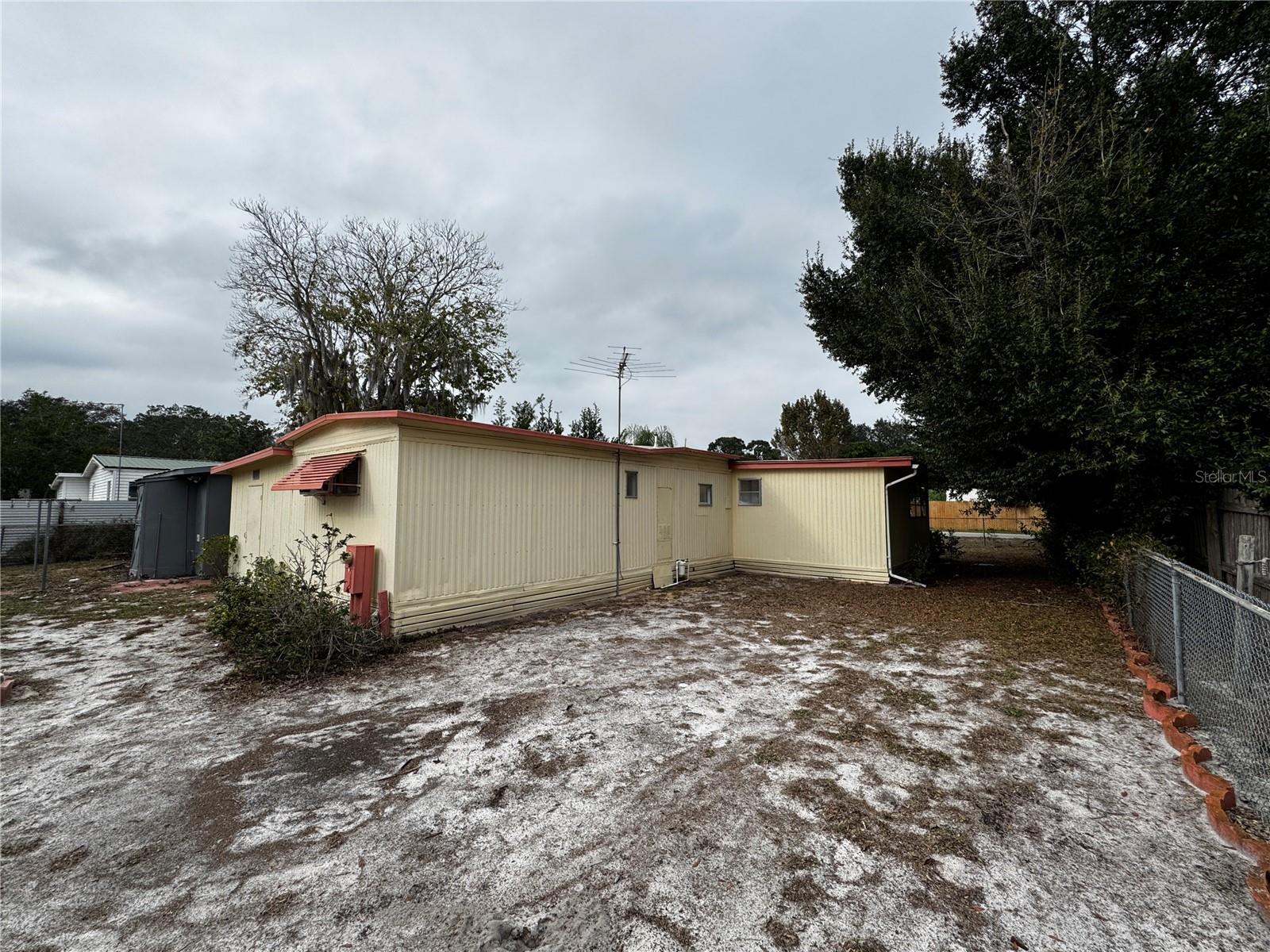 LAKE EUSTIS VILLAGE PARK - Residential Lease