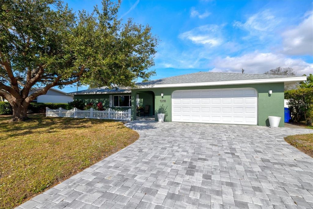 Photo of 1316 Fir Avenue, Venice, FL 34285 (MLS # N6141702)