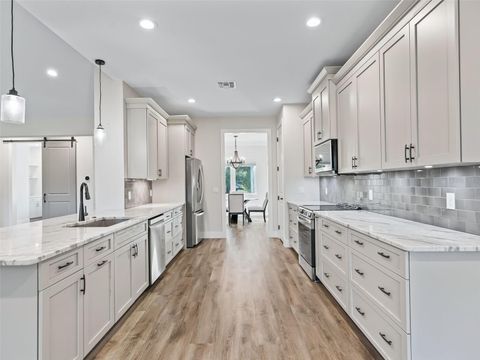 Tiny photo for 562 Dowling Circle, Lady Lake, FL 32159 (MLS # G5104366)