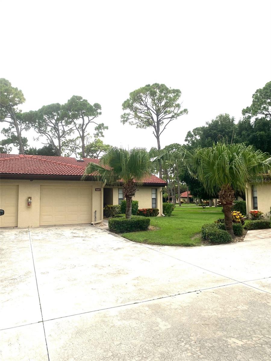 RATE IS ALL INCLUSIVE FOR A WEEKLY RENTAL! 5 minutes to Siesta Key Beach. Short walk to the HEATED pool, spa, and clubhouse! This very well appointed and updated 2/2 villa will be your slice of paradise! Both bedrooms have queen beds. Split bedroom floor plan. Huge master bedroom closet. Separate vanity area in master bath. ZERO carpet! Updated kitchen with granite counters! Eat in kitchen as well as 6 person dining room table. Large living area with vaulted ceilings, ceiling fan, flat screen TV, couch and large sitting chair! Room for everyone! Flat screen TV's in both bedrooms. Spacious, private and cozy lanai. Full size washer/dryer. One car garage.
Village Des Pins offers one of the best locations in proximity to Siesta Key Beach and the only community with a ONE WEEK MINIMUM RENTAL. As you enter VDP, you are greeted by a beautiful fountain, lakes, and mature trees. Amenities in the community are top notch! Gazebos, grills, pickle ball, tennis courts, shuffle board, basket ball, clubhouse with pool table, and even a putting green! What more could you ask for??? Well.... the destinations are endless!
Ringling Museum of Art, Van Wezel Performing Arts Hall, Marie Selby Botanical Gardens, Marina Jacks, O'leary's. Or head south and visit downtown Venice, full of boutiques, fine dining, or Shark's restaurant sitting directly on the beach!
Availability in July - mid Dec 2025! Holiday weekly rates will vary! Discounts may apply for stays longer than one week. Come enjoy the best that Sarasota has to offer in a beautiful villa!