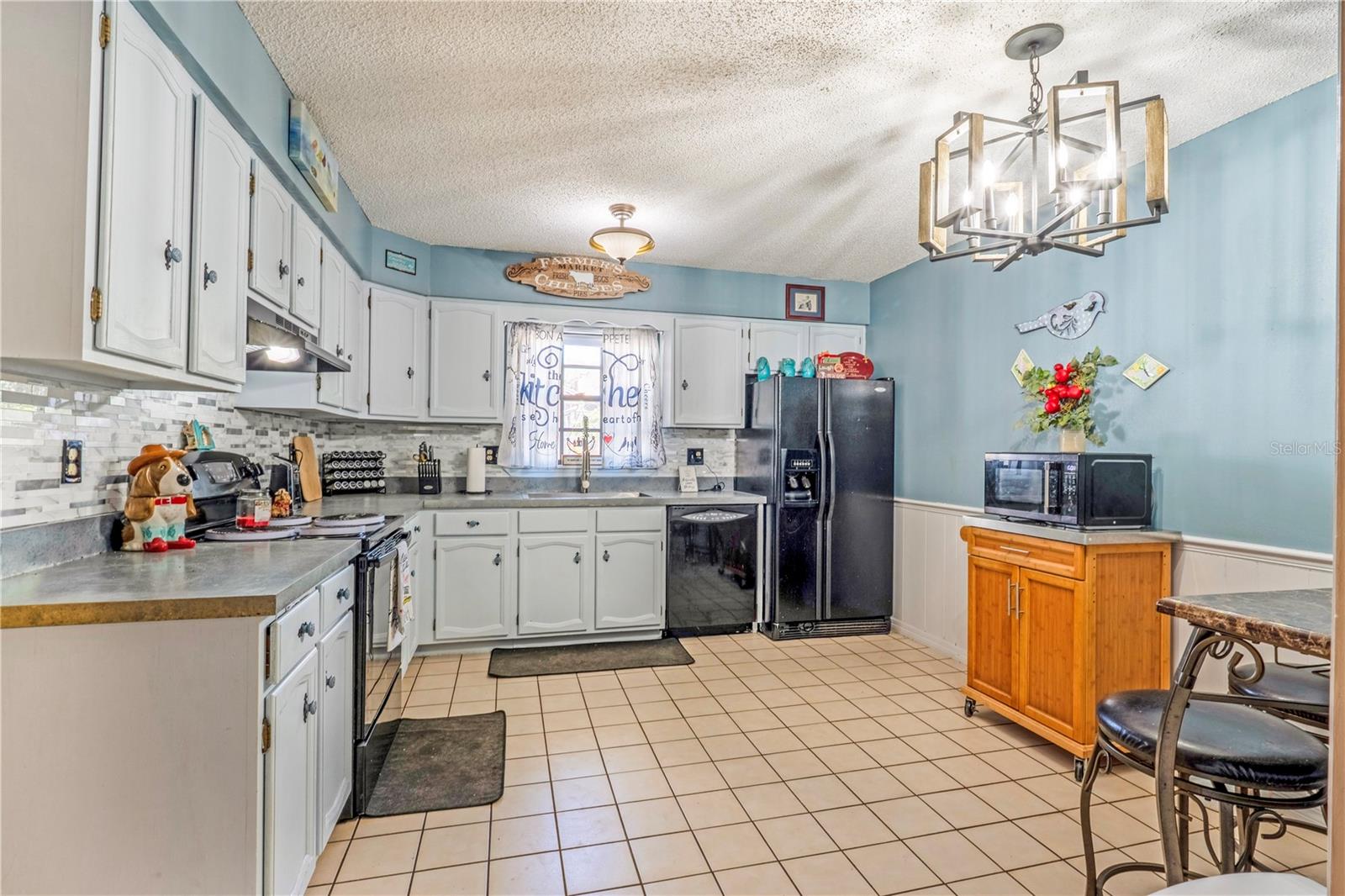 COUNTRY CLUB MANOR - Residential