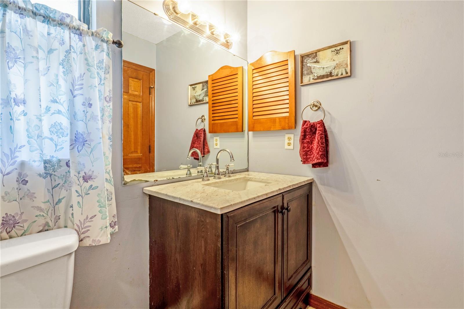 COUNTRY CLUB MANOR - Residential