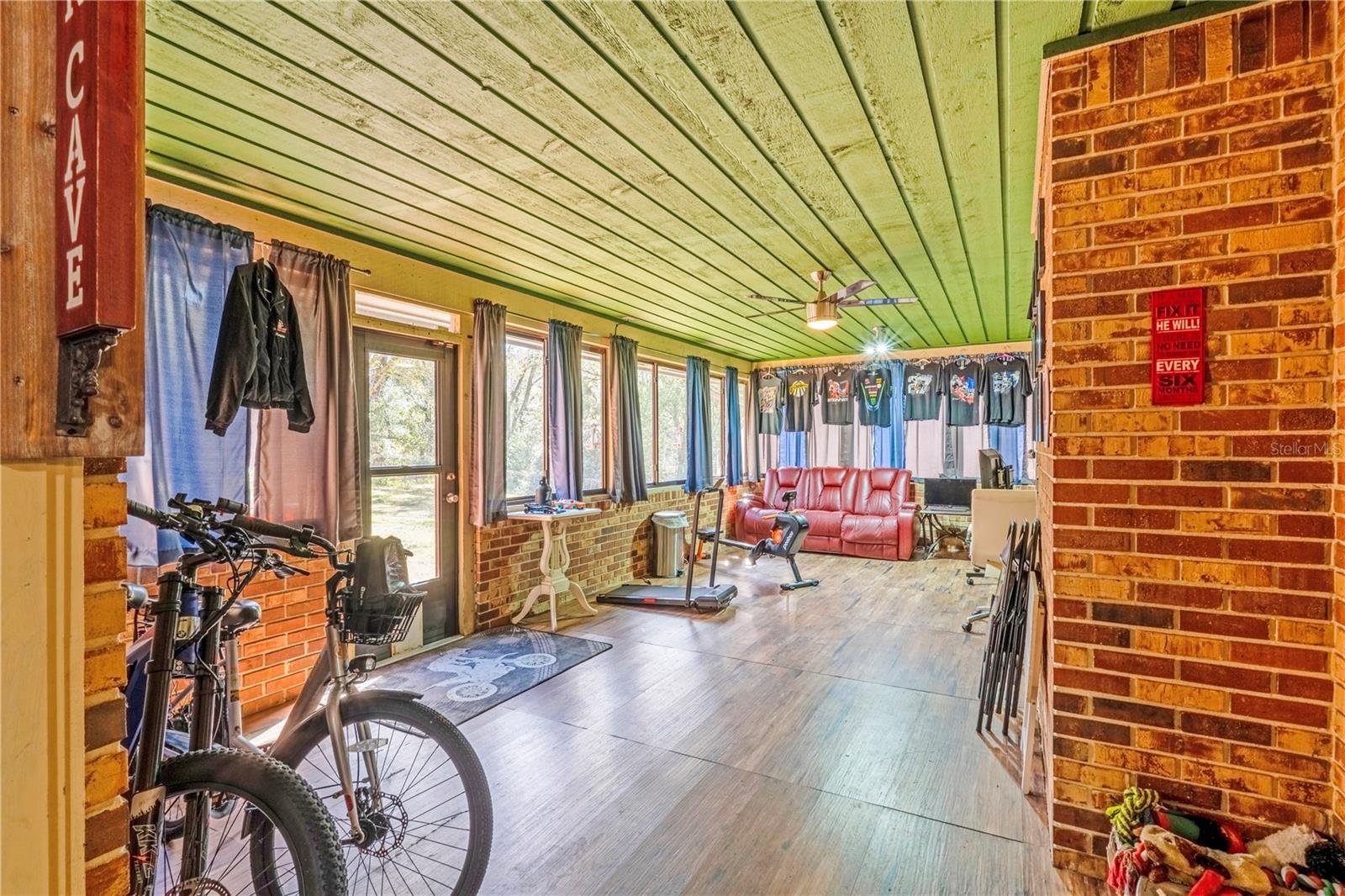 COUNTRY CLUB MANOR - Residential